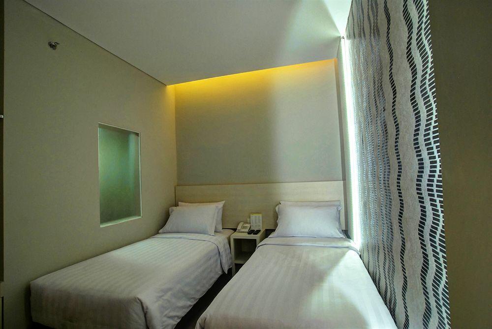 Vio Hotel Veteran Bandung Exterior photo