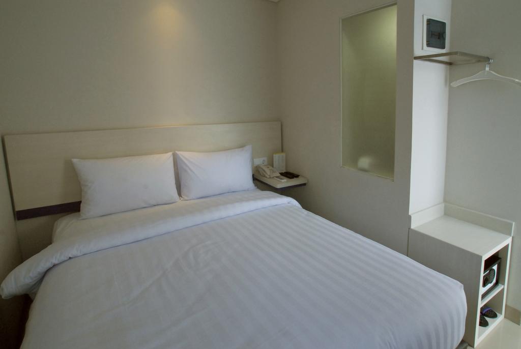 Vio Hotel Veteran Bandung Exterior photo